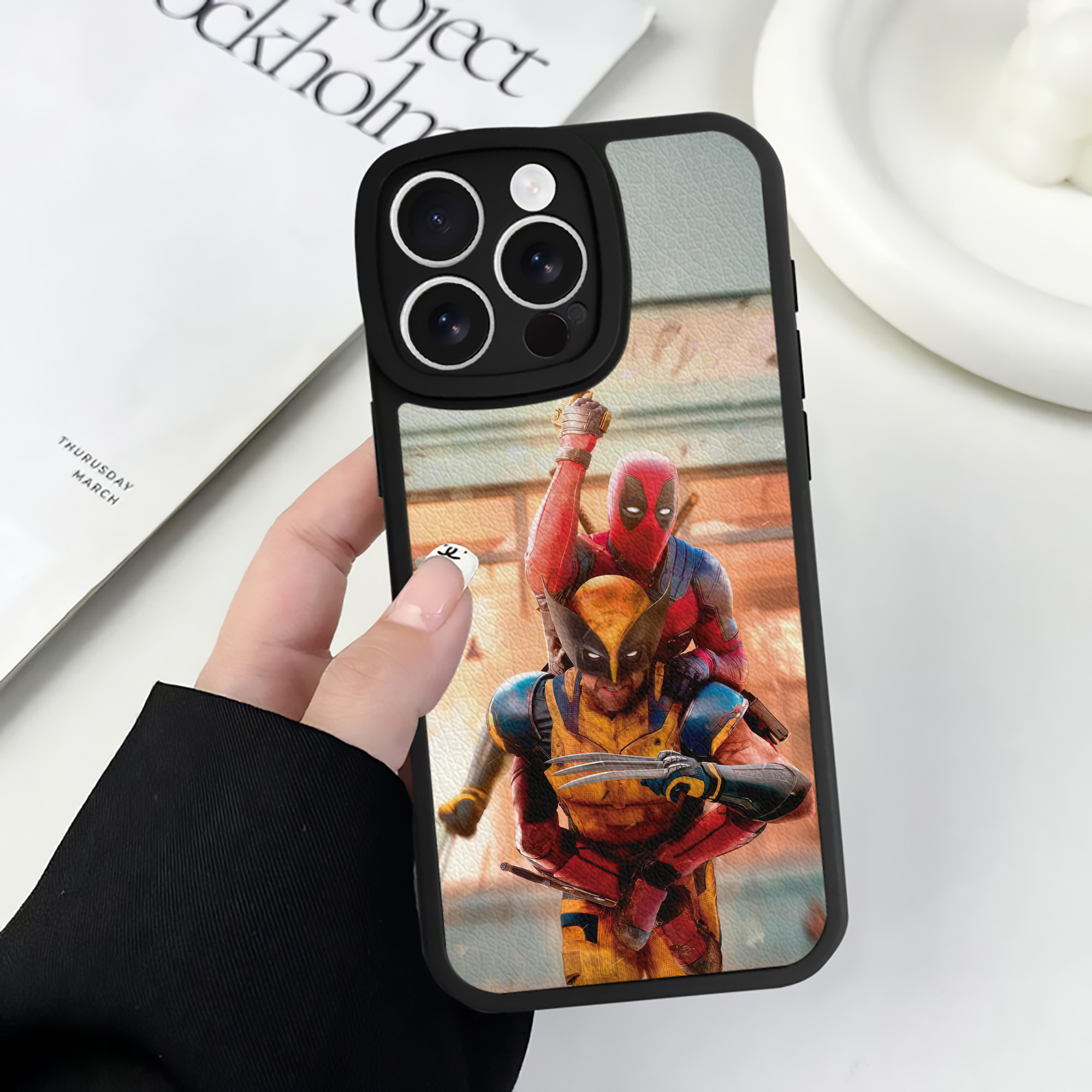 （画像用） Deadpool デッドプール 【iPhone 16シリーズ対応】シリコンスマホケース（レザー調） 材質：シリコン